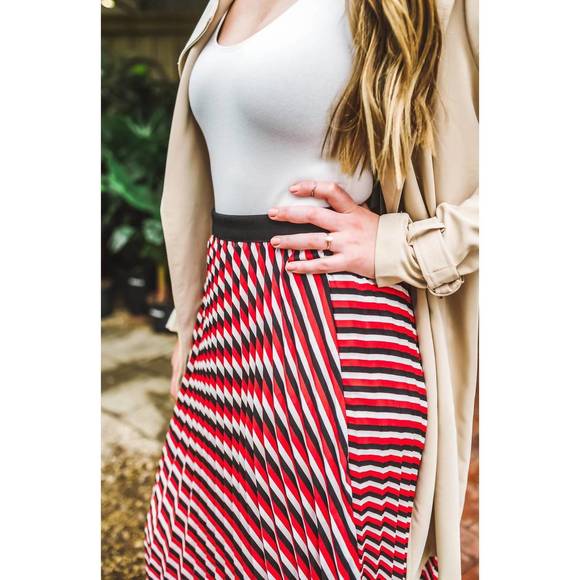 NEW BLACK TAPE sacred pleated midi skirt in multi - Picture 2 of 2